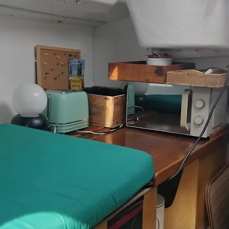 Racing Boat Botel *